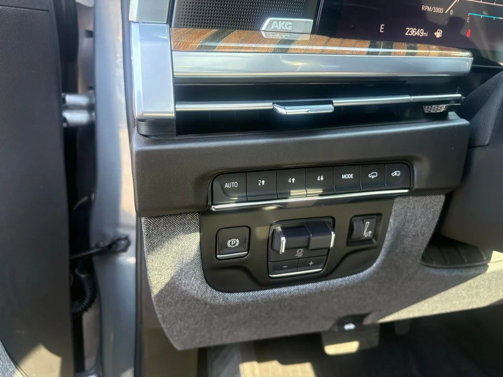 Used 2025 Silver Cadillac Sport Platinum image 20
