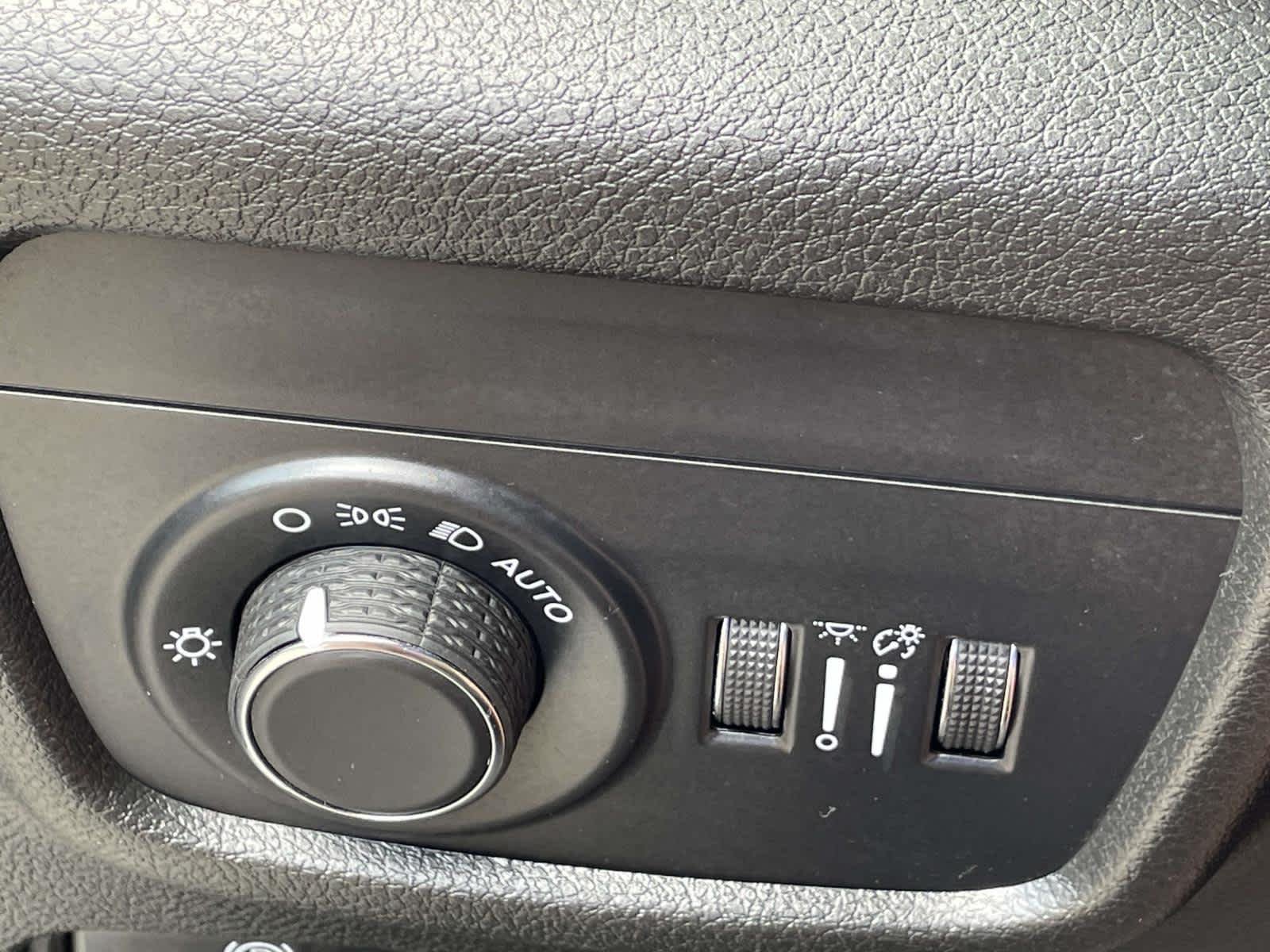 Used 2023 Whi/white Jeep Altitude image 32