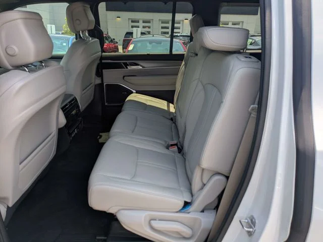 Used 2025 White Jeep Base image 13