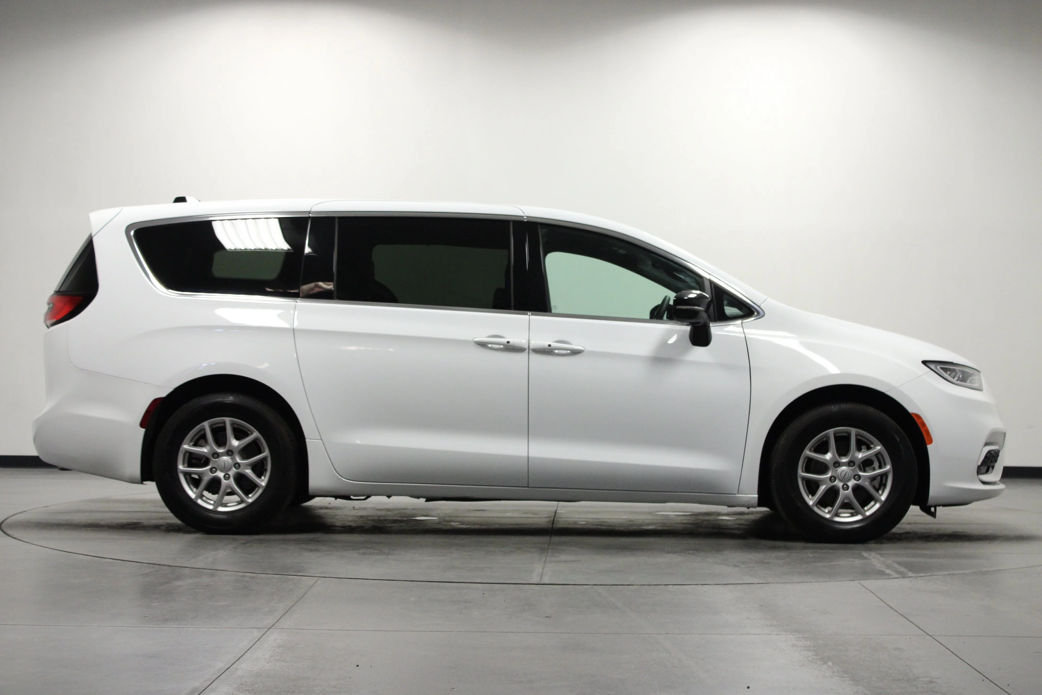 Used 2025 Bright White Clearcoat Chrysler Select image 3