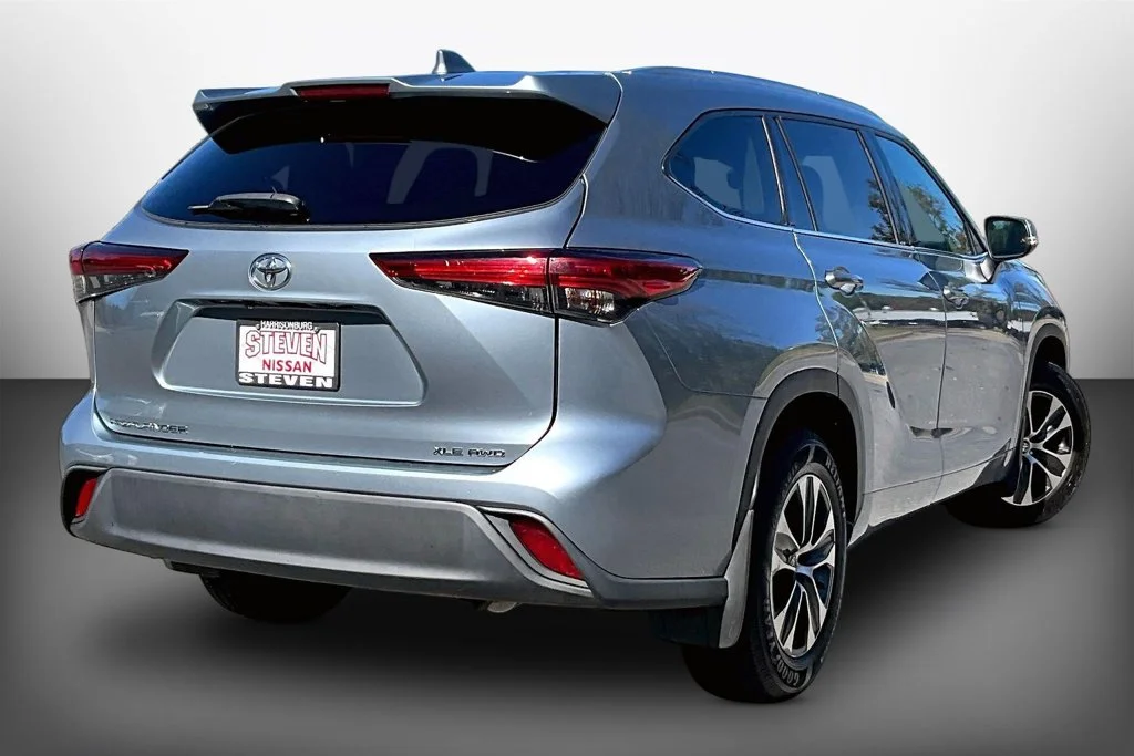 Used 2021 Silver Toyota XLE image 6