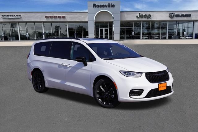 2026 Chrysler Pacifica Limited's photo
