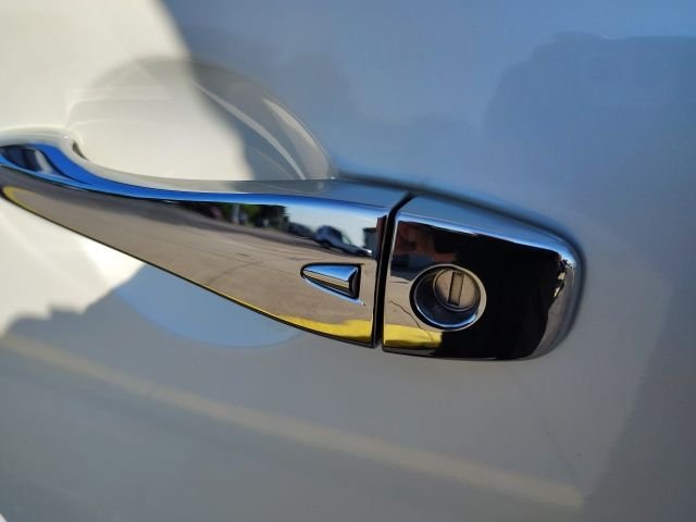 Used 2020 White Nissan Platinum image 9