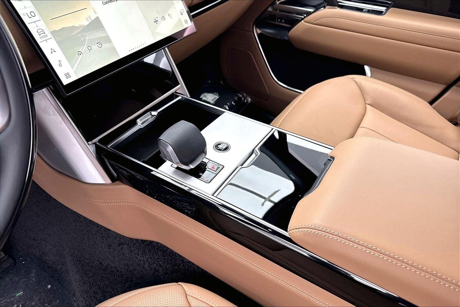 New 2026 Ostuni Pearl White Premium Metallic Land Rover SE image 22