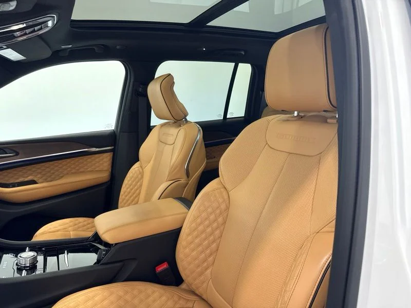 Used 2025 White Jeep Summit image 21