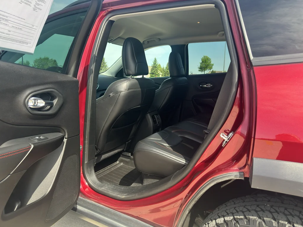 Used 2021 Velvet Red Pearlcoat Jeep Trailhawk image 10