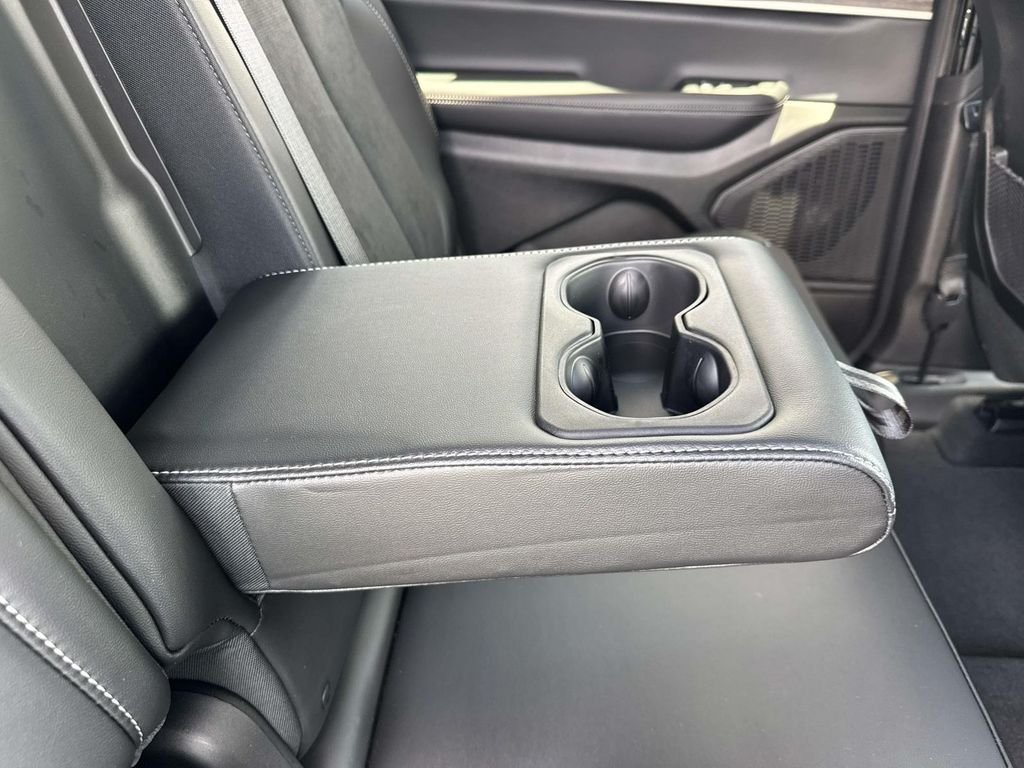 New 2026 Silver Zynith Exterior Paint Jeep Altitude image 24