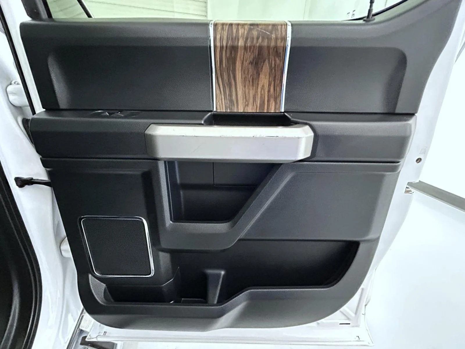 Used 2020 White Ford Lariat image 17
