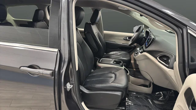 Used 2022 Crystal Metallic Chrysler Touring L image 22