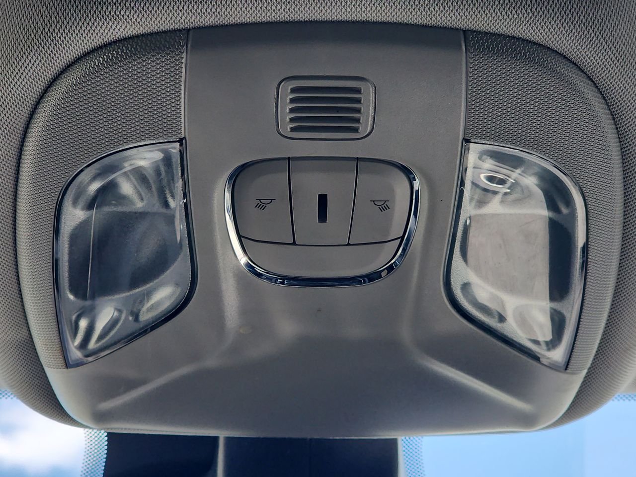 Used 2022 White Jeep Latitude Lux image 24