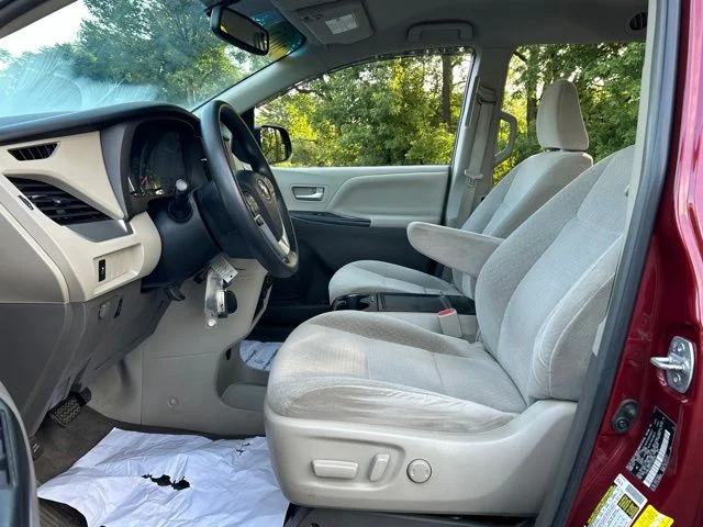 Used 2015 Red Toyota LE image 19