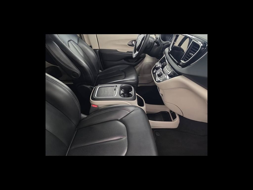 Used 2023 Black Chrysler Touring L image 18