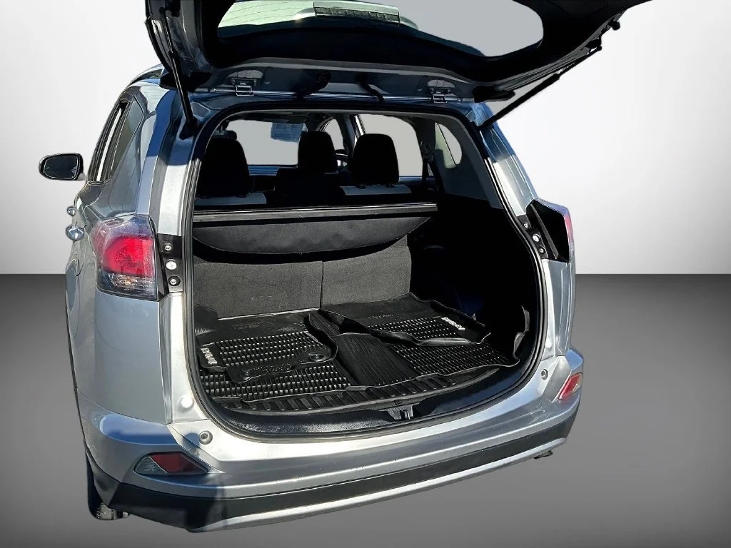 Used 2018 Silver Toyota XLE image 7