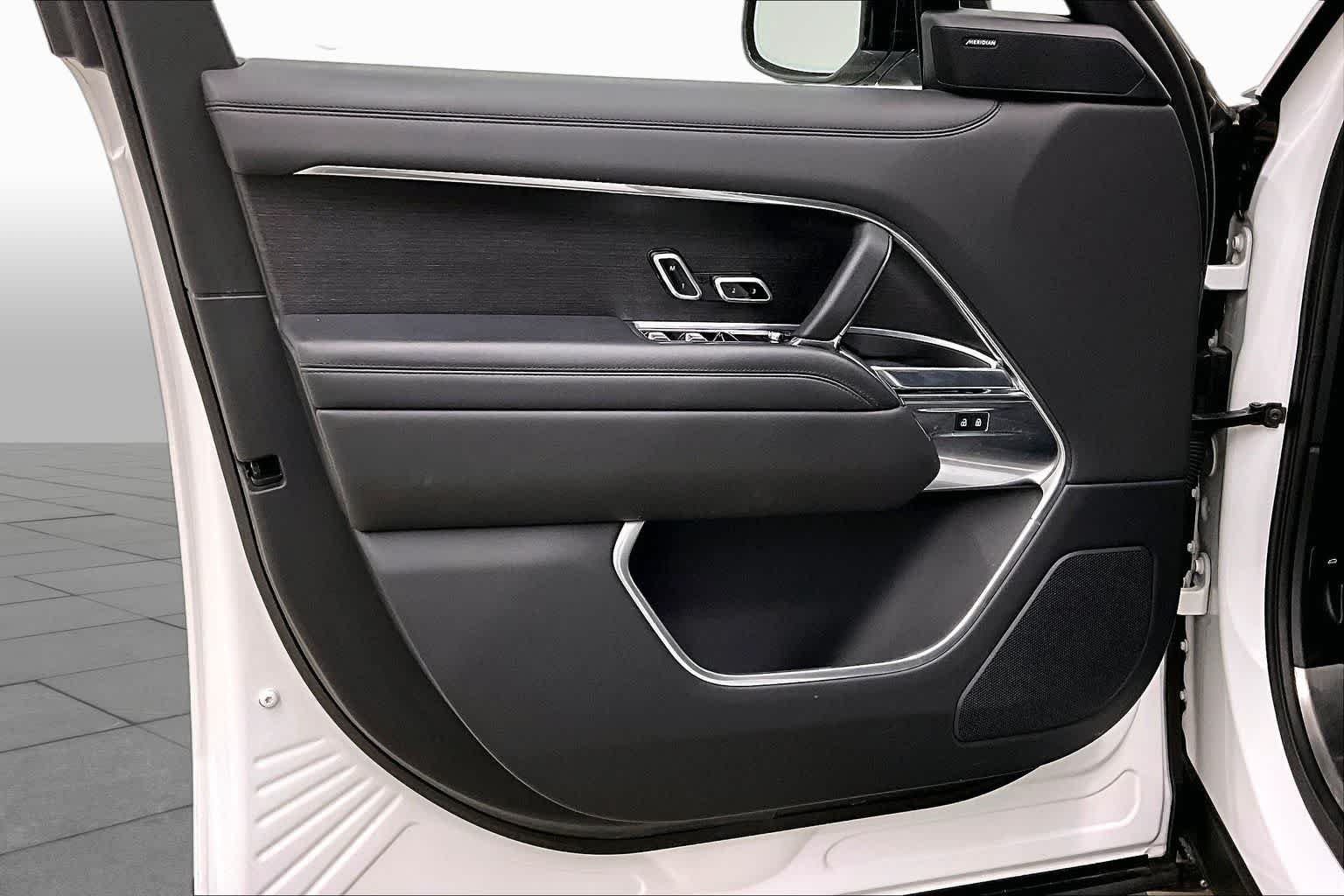Used 2023 Fuji White Land Rover SE image 22
