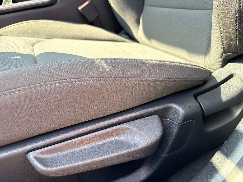New 2026 Snow White Pearl Kia LX image 15