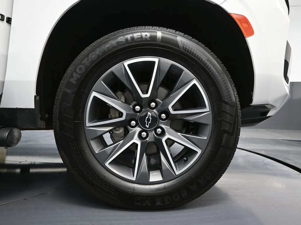 Used 2023 White Chevrolet Z71 image 18