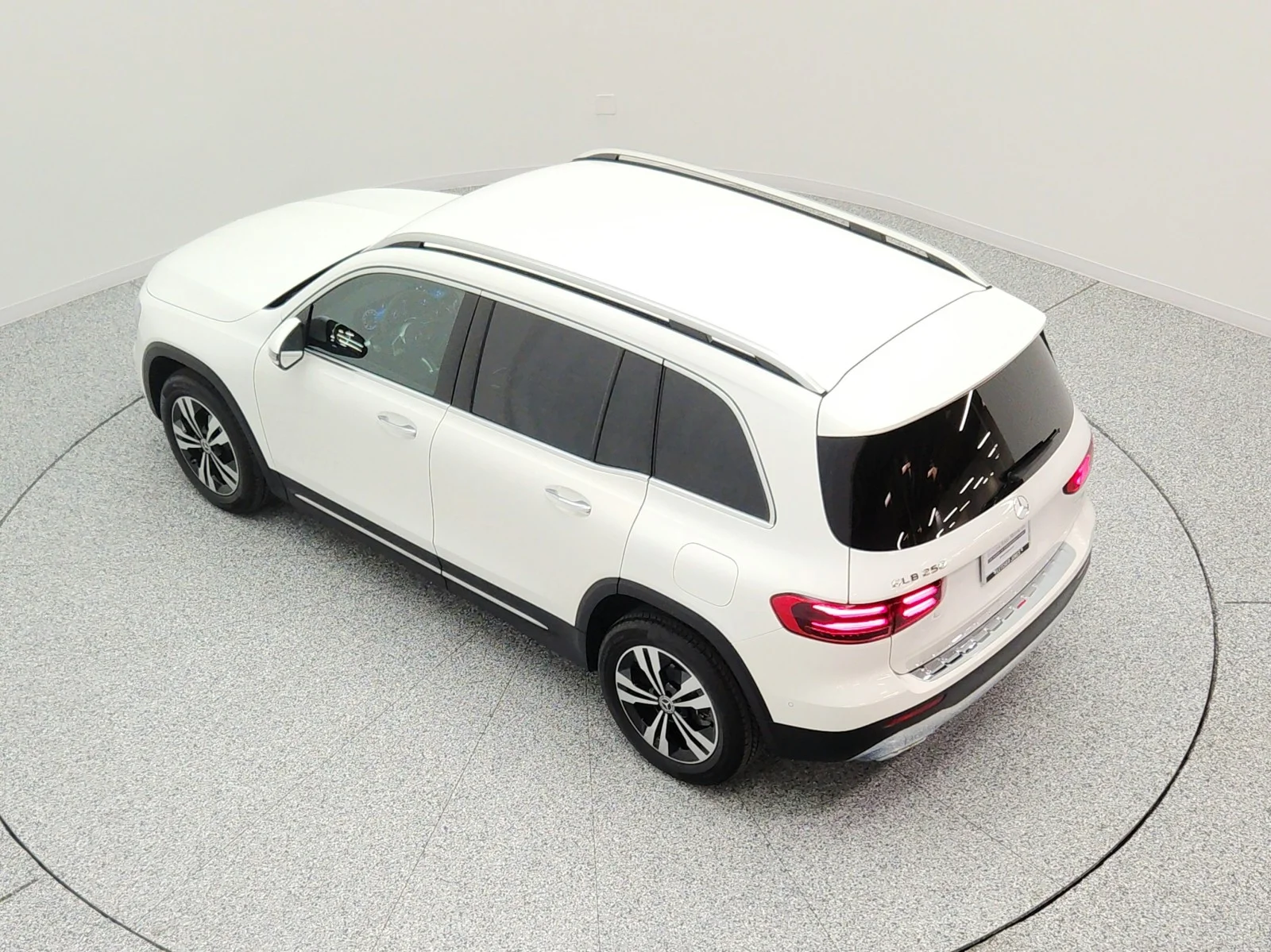 Used 2025 Polar White Mercedes-Benz GLB 250 SUV image 28