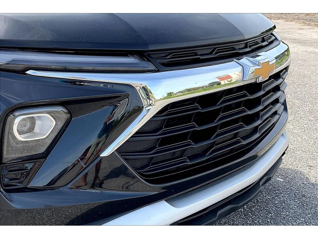 Used 2025 Mosaic Black Metallic Chevrolet LT image 19