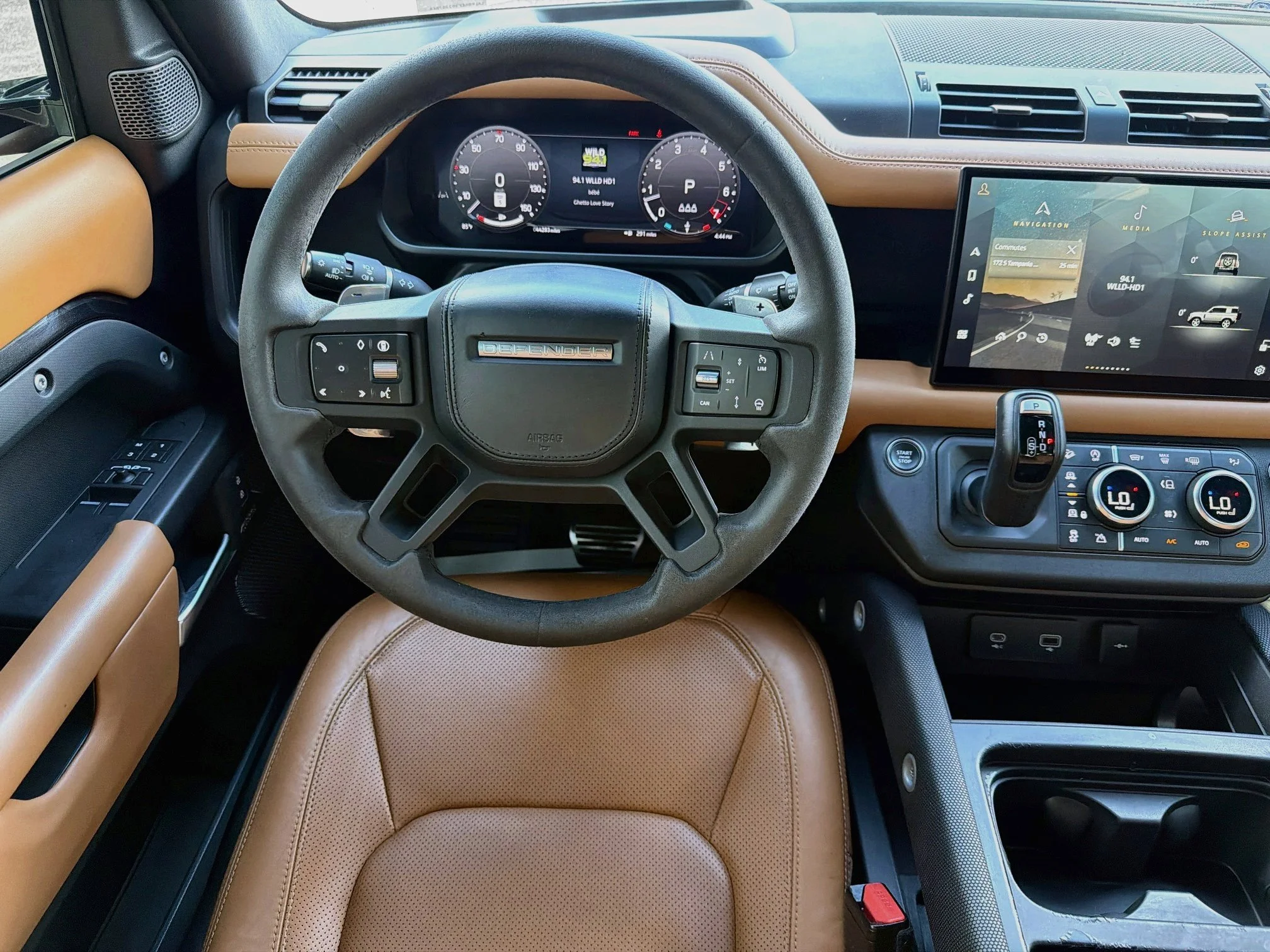 Used 2024 Santorini Black Metallic Land Rover V8 image 17