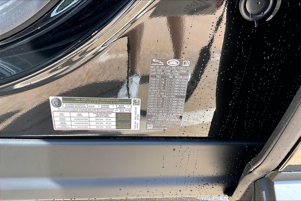New 2026 Santorini Black Metallic Land Rover SE image 13