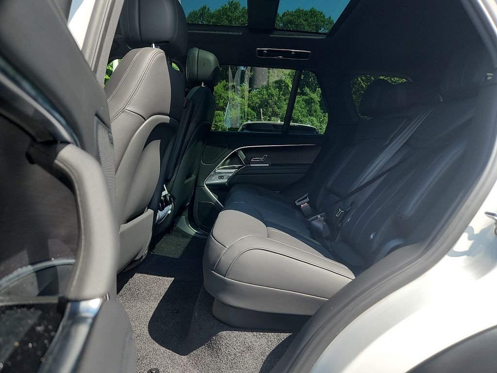 New 2026 Fuji White Land Rover SE image 5