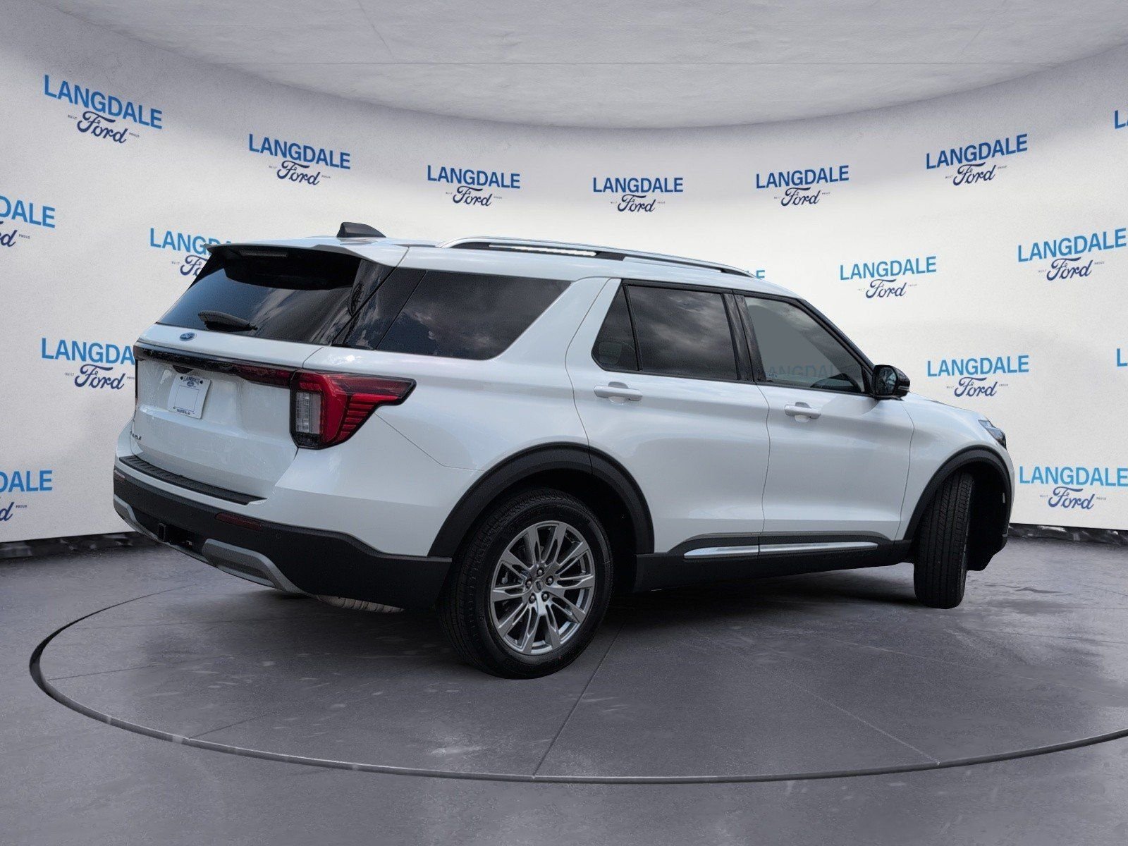 New 2026 Star White Metallic Tri-Coat Ford Platinum image 4