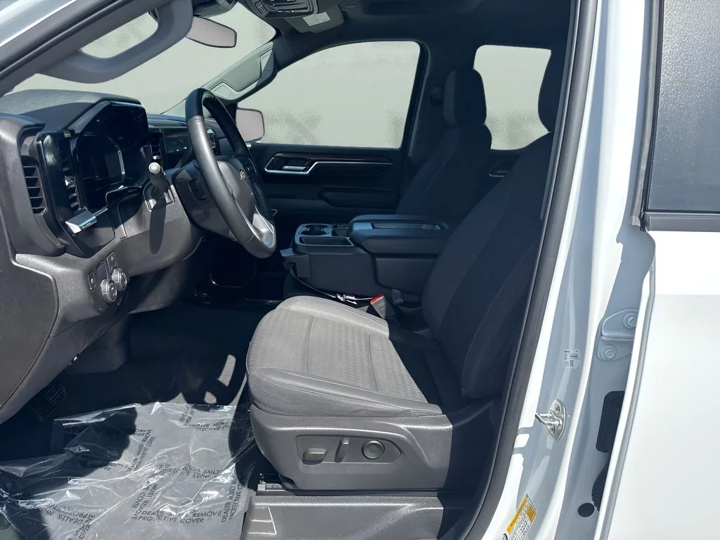 Used 2025 White Chevrolet LT image 9