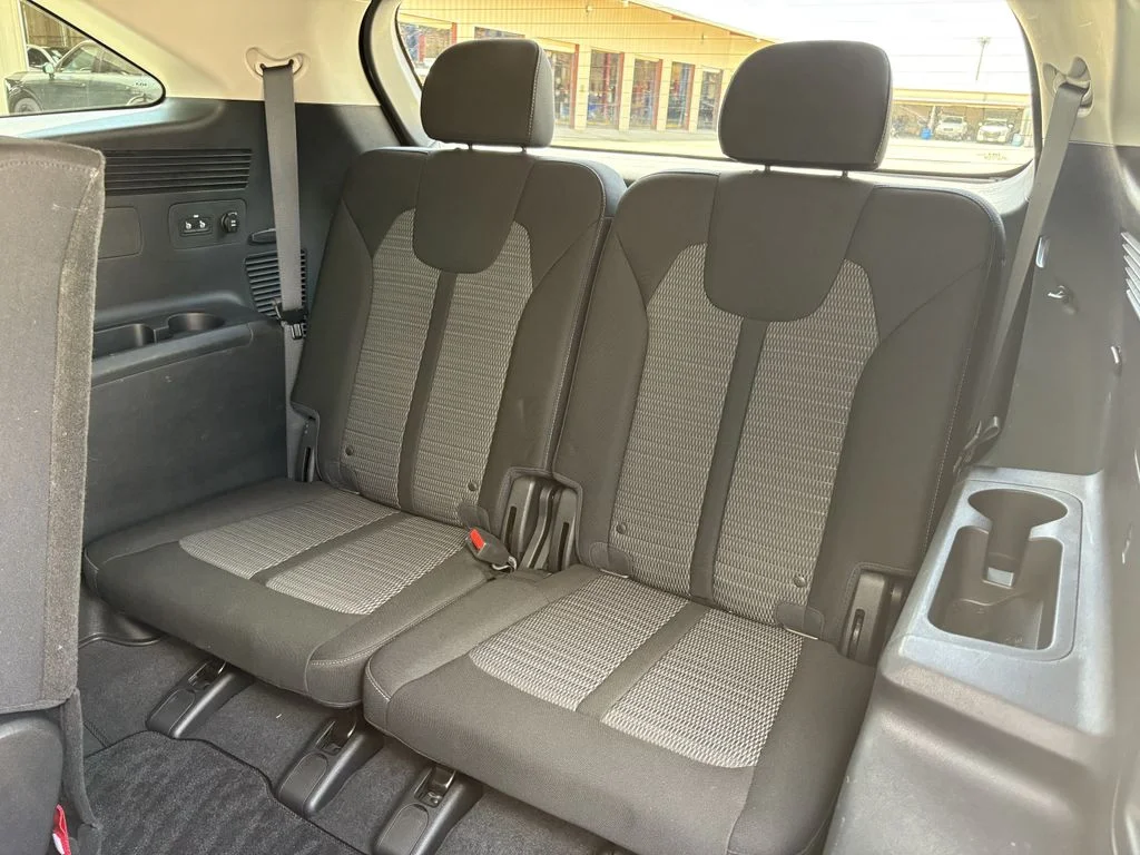 Used 2023 Glacial White Pearl Kia LX image 27