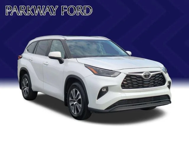 Used 2023 Beige Toyota XLE image 7