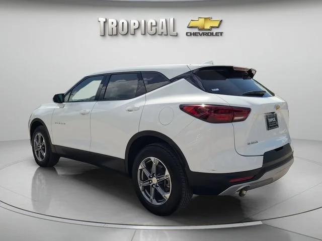 Used 2024 Summit White Chevrolet 2LT image 3
