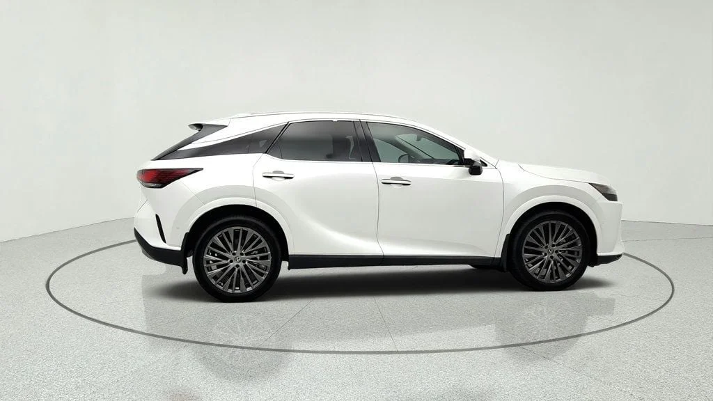 Used 2023 Eminent White Pearl Lexus RX 350h Luxury AWD w/ Mark Levinson Audio & LED Headlamps image 4
