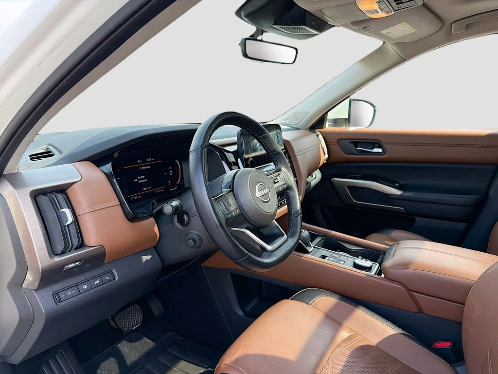 Used 2023 Pearl White Nissan Platinum image 9