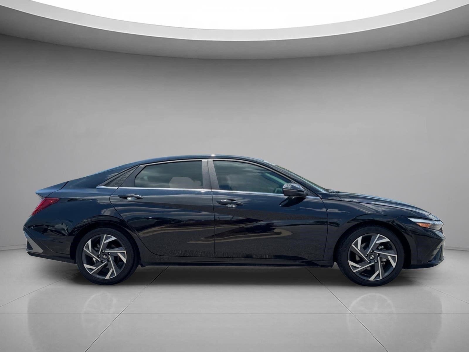 Used 2024 Abyss Black Hyundai Limited image 4