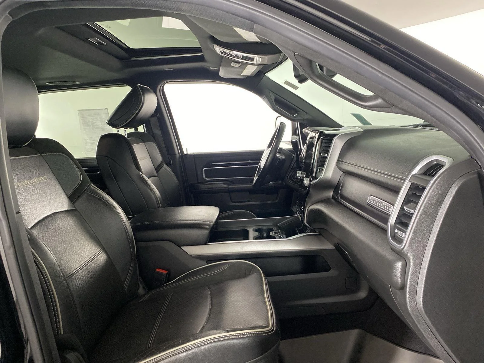 Used 2021 Diamond Black Crystal Pearlcoat Ram Laramie image 28