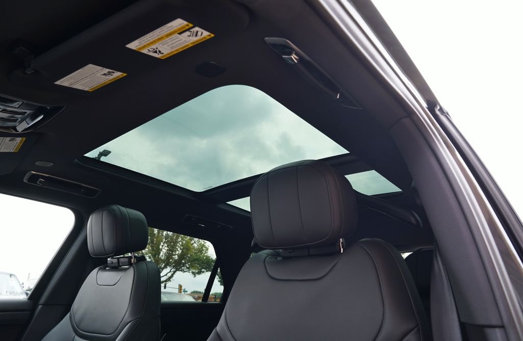 New 2026 Carpathian Grey Land Rover Dynamic SE image 13