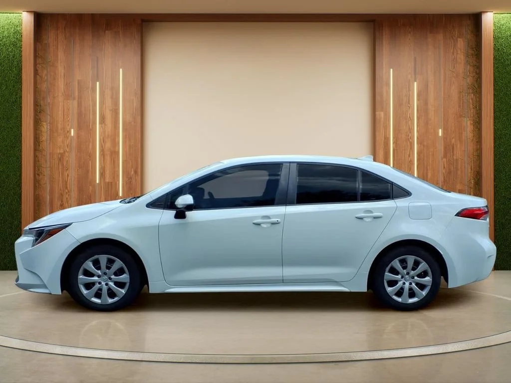 Used 2021 White Toyota LE image 27