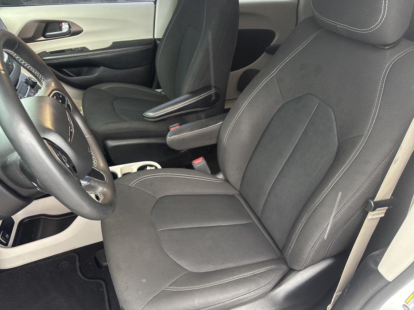 Used 2022 Bright White Clearcoat Chrysler LX image 11