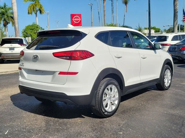 Used 2021 White Hyundai SE image 4