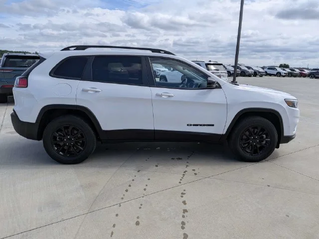 Used 2023 White Jeep Altitude image 3