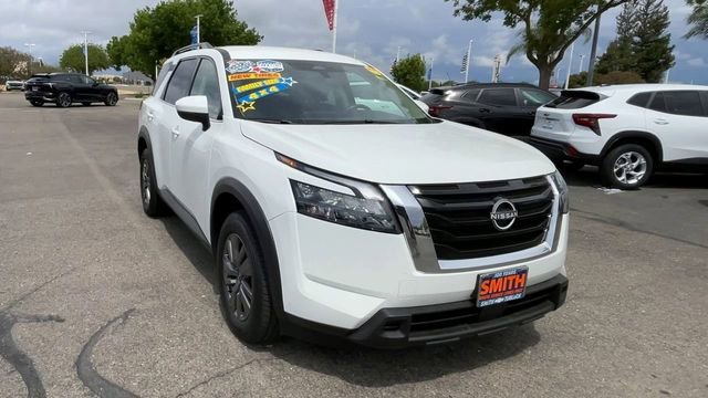 2025 Nissan Pathfinder SV 4WD's photo