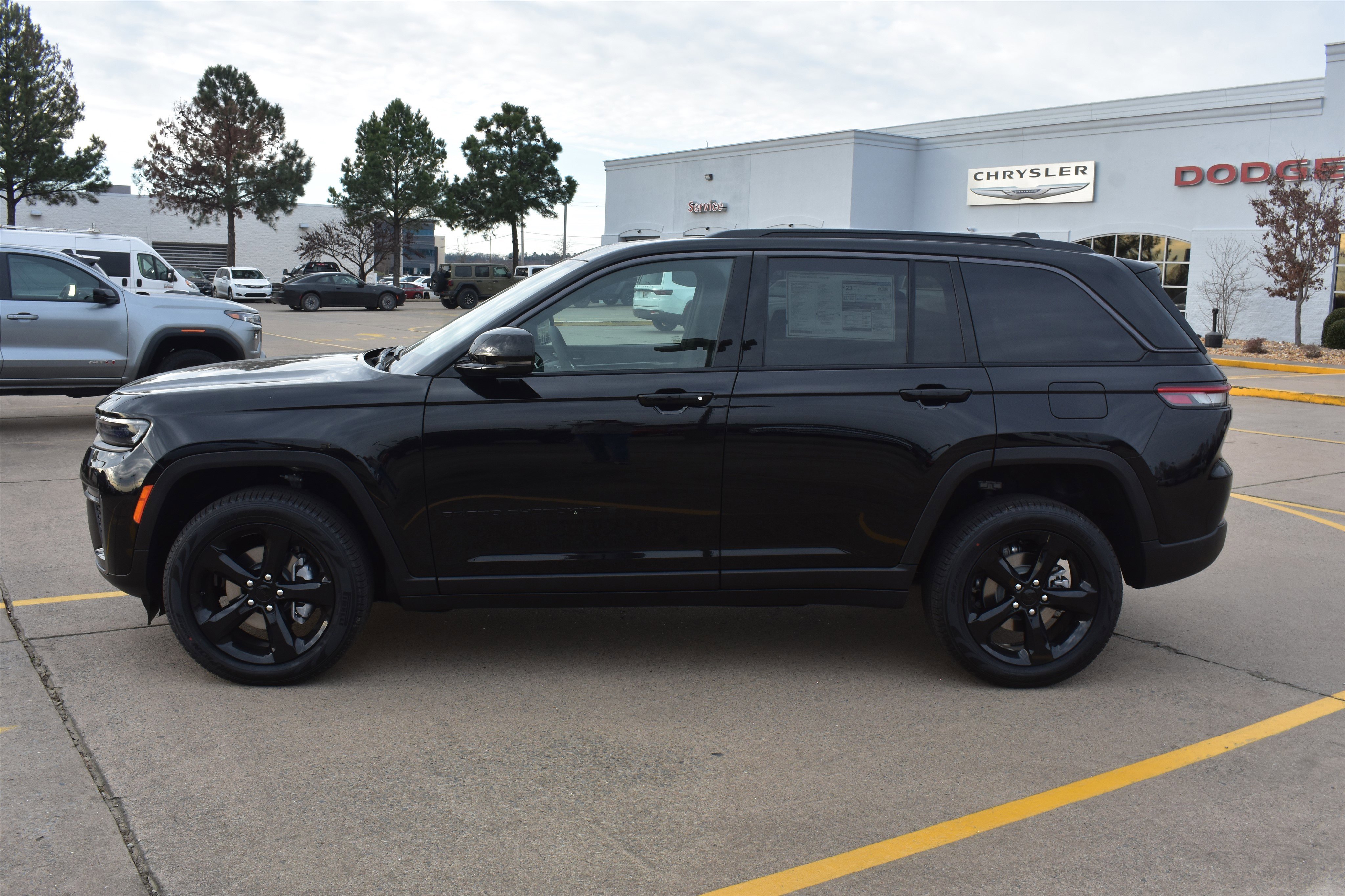 New 2026 Diamond Black Crystal Pearl-Coat Exterior Paint Jeep Limited image 9