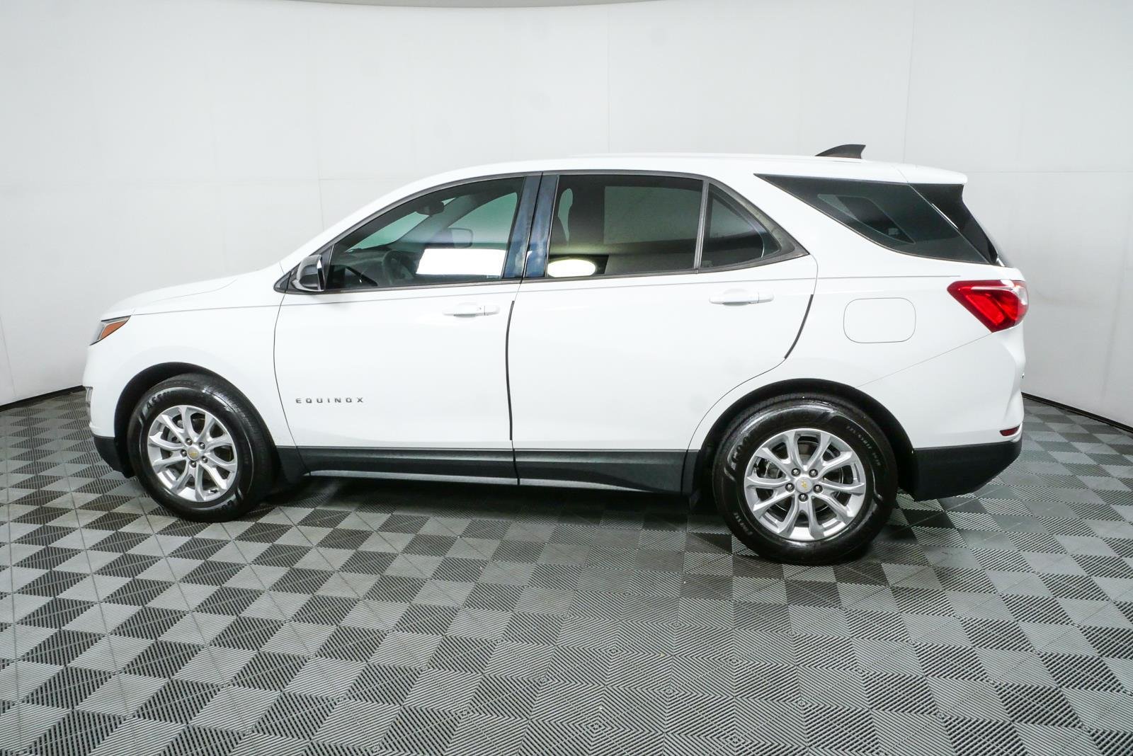 Used 2018 SUMMIT WHITE Chevrolet LS image 27