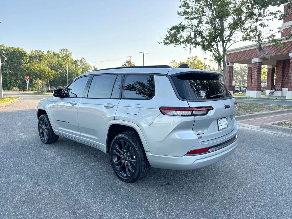 New 2026 Silver Zynith Exterior Paint Jeep Limited image 6