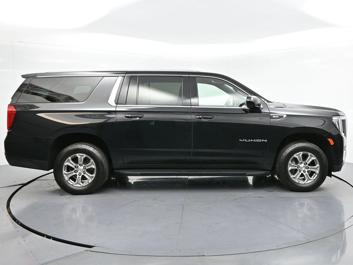 Used 2023 Onyx Black GMC SLE image 8