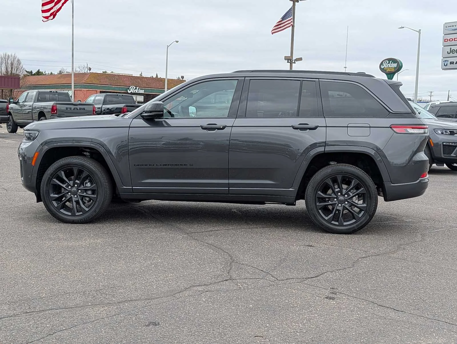 New 2026 Baltic Gray Metallic Clear-Coat Exterior Paint Jeep Limited Reserve image 4