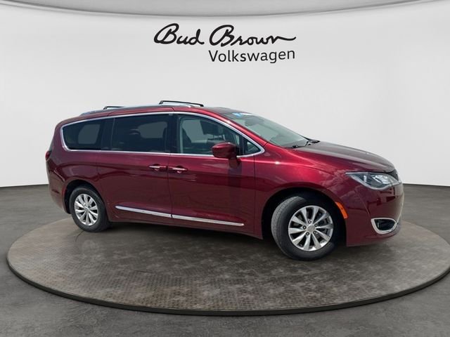 Used 2018 Chrysler Pacifica Touring L with VIN 2C4RC1BG5JR119961 for sale in Kansas City
