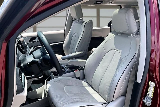 Used 2018 Red Chrysler Limited image 25