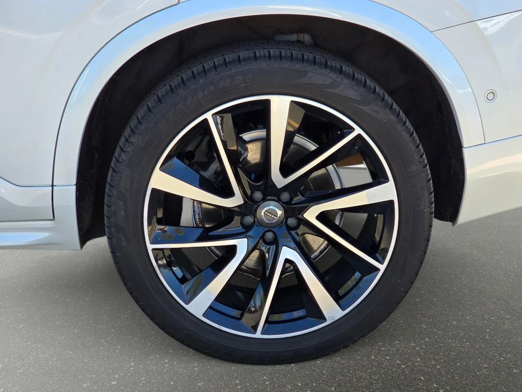 Used 2019 White Volvo T6 Momentum image 37