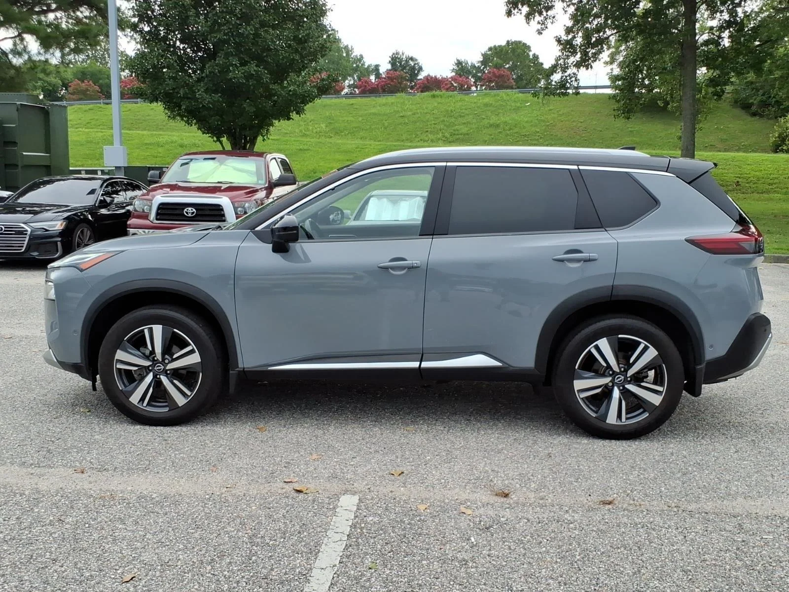 Used 2022 Boulder Gray Pearl/Super Black Nissan Platinum image 3