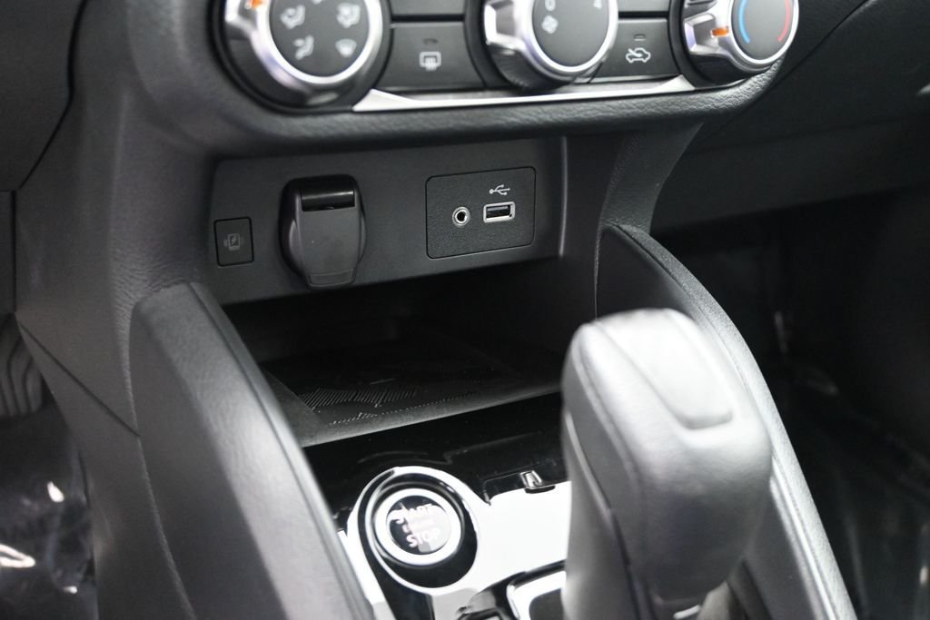 Used 2025 White Nissan 1.6 SV image 25